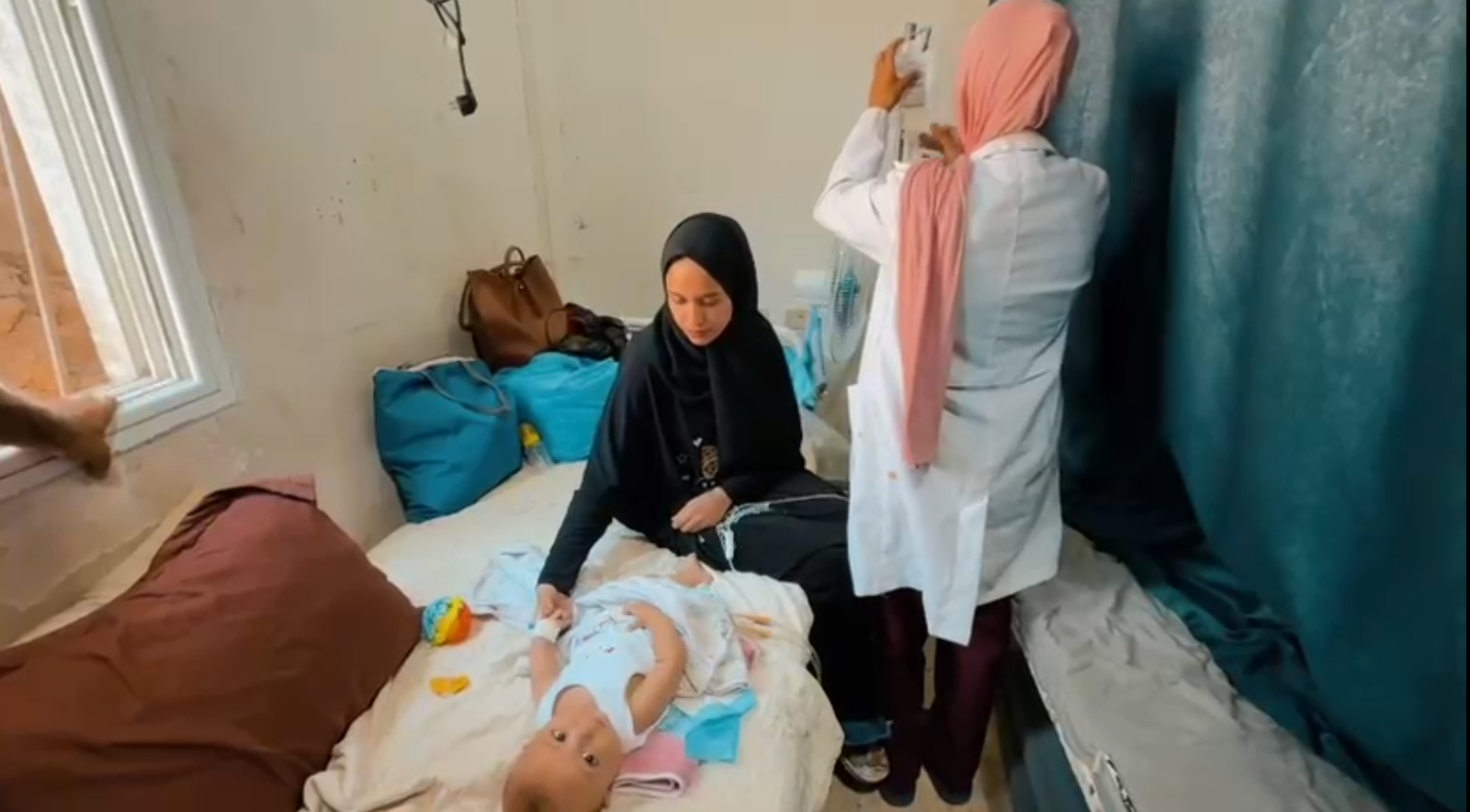 مؤسسة عزيز هودايي تُسلّم شاحنتين محملتين بالأدوية الأساسية إلى مستشفيات غزة